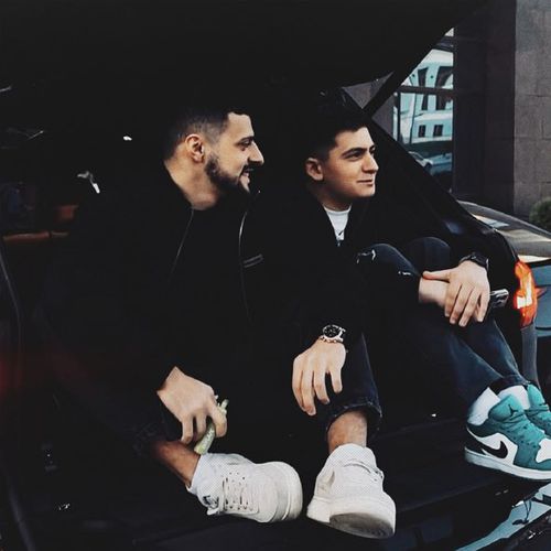 Музика A.V.G - Она Близко (feat. Goro)