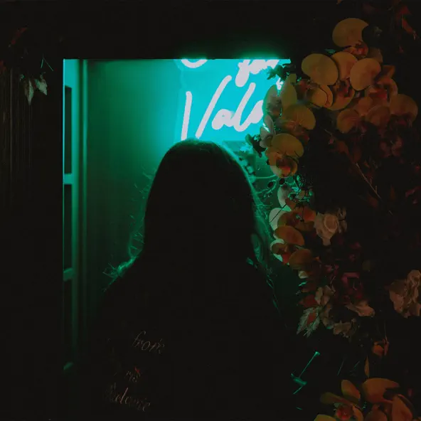 Музика Izzamuzzic - Neon Angel