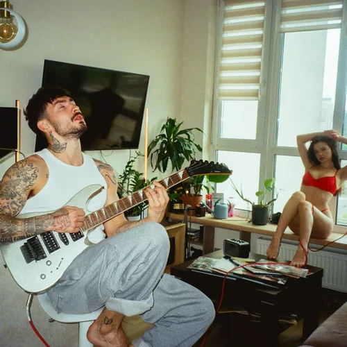 Музика Ostrovskyi - Розкажи Мені