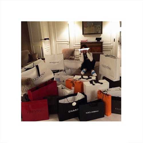 Музика yung pretty - Gucci Louis Prada (feat. Rabbit Killa)